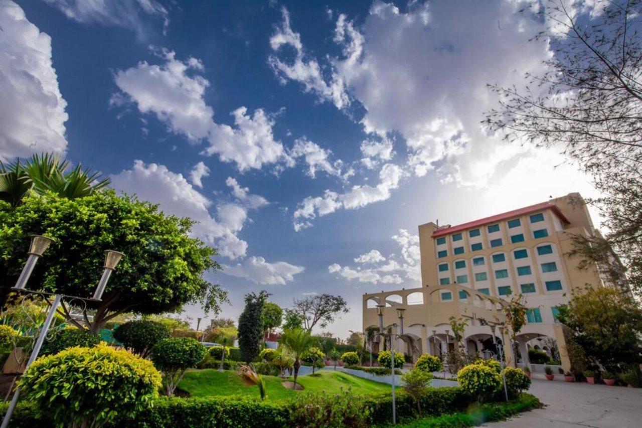 Ramada By Wyndham Jaipur Jaisinghpura Hotel Екстериор снимка