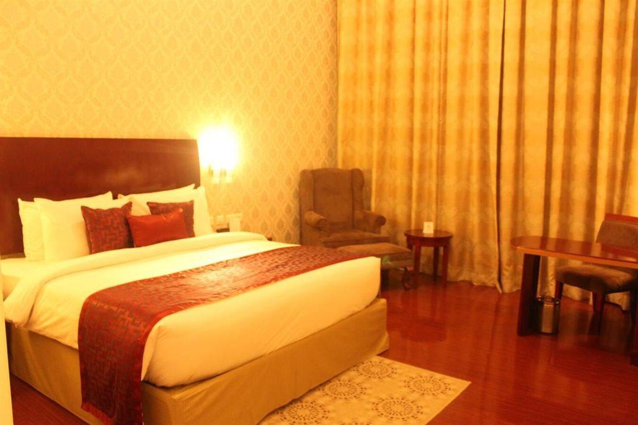 Ramada By Wyndham Jaipur Jaisinghpura Hotel Екстериор снимка