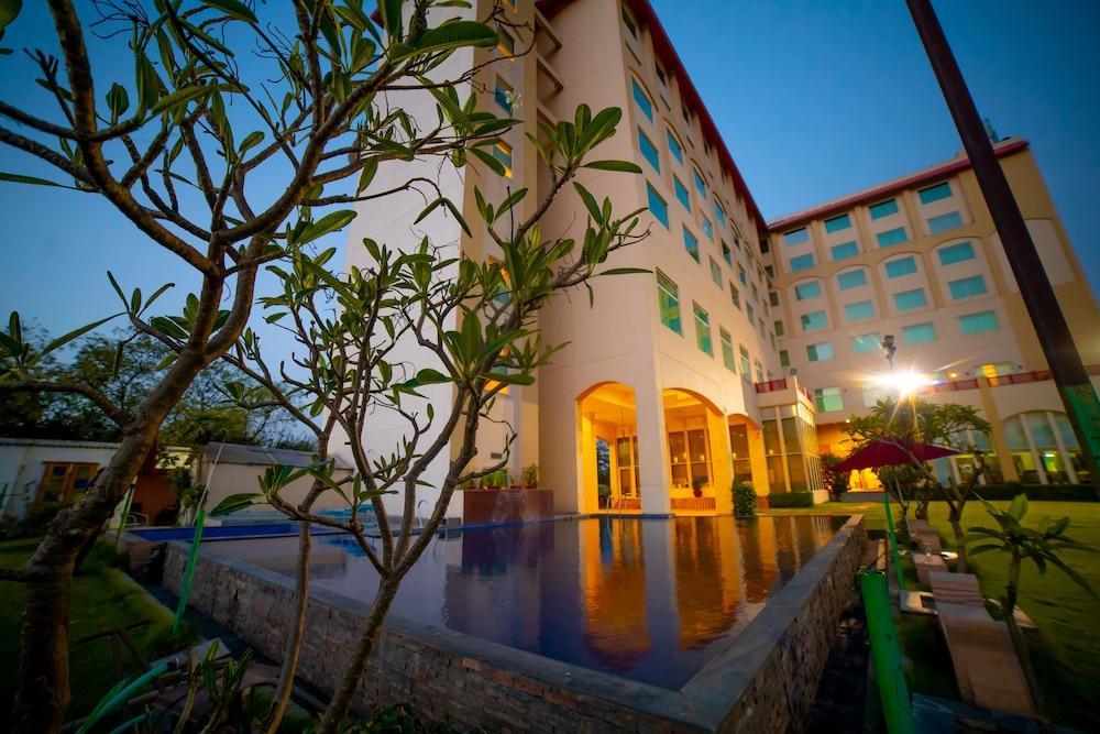 Ramada By Wyndham Jaipur Jaisinghpura Hotel Екстериор снимка