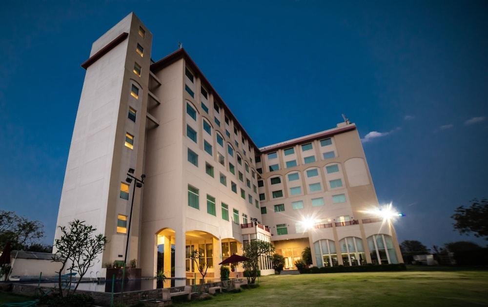 Ramada By Wyndham Jaipur Jaisinghpura Hotel Екстериор снимка
