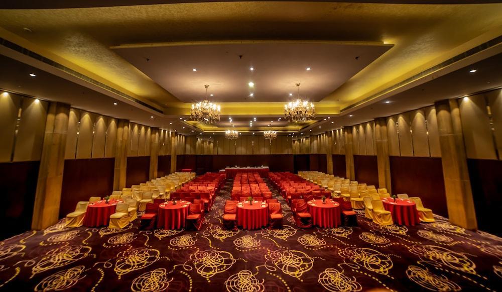 Ramada By Wyndham Jaipur Jaisinghpura Hotel Екстериор снимка