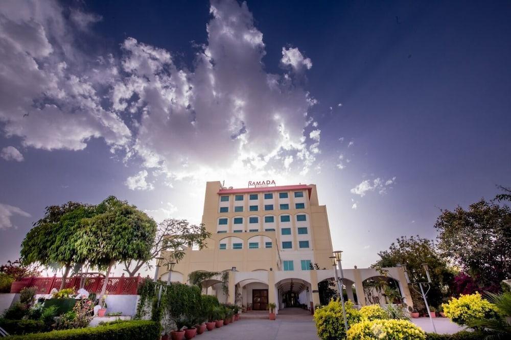 Ramada By Wyndham Jaipur Jaisinghpura Hotel Екстериор снимка