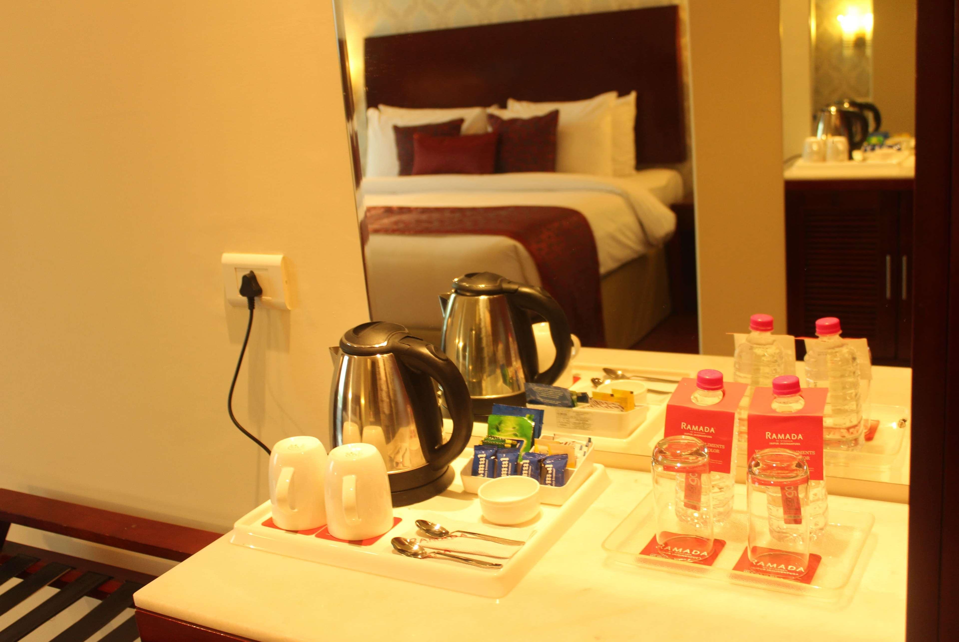 Ramada By Wyndham Jaipur Jaisinghpura Hotel Екстериор снимка