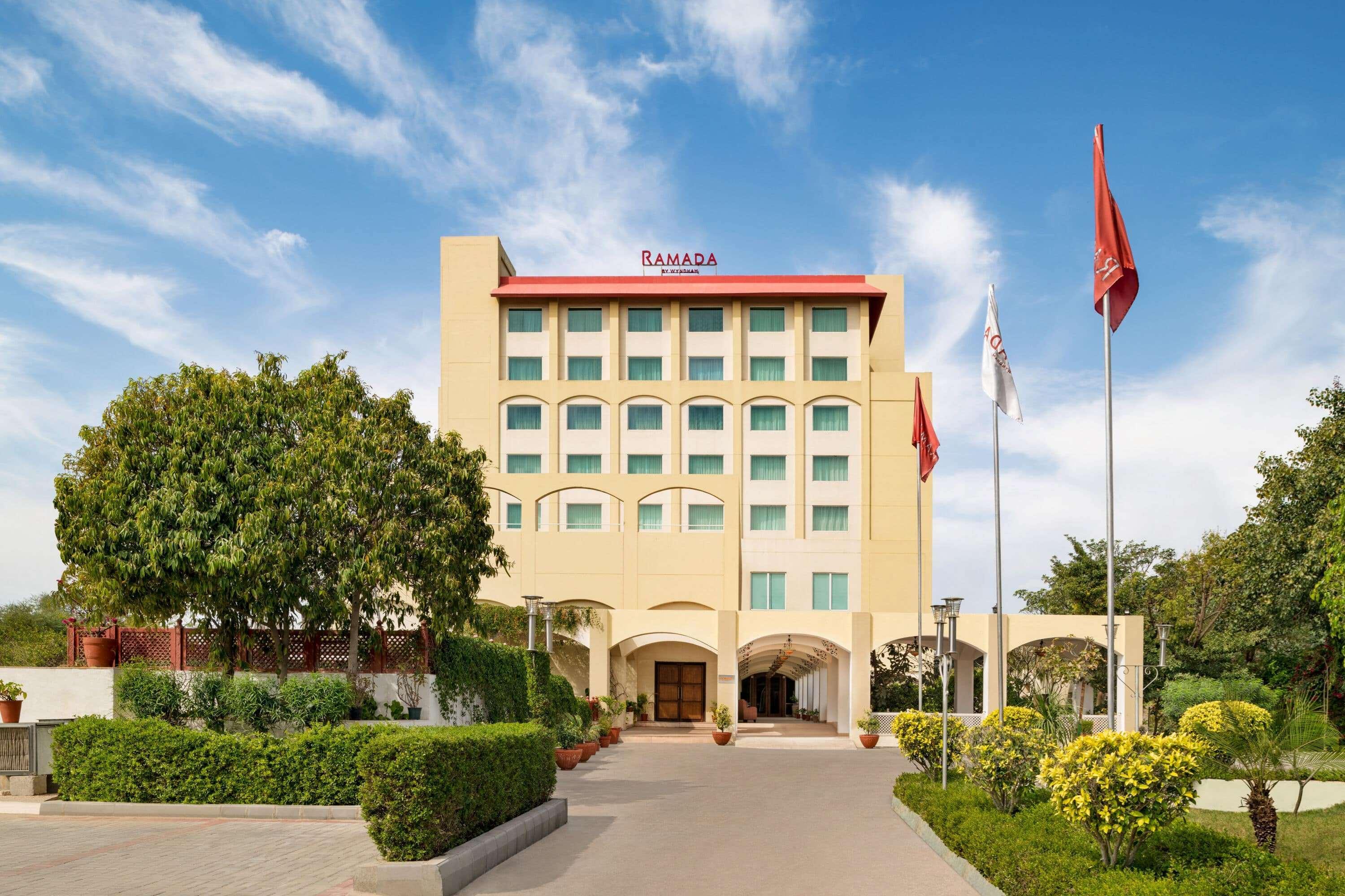 Ramada By Wyndham Jaipur Jaisinghpura Hotel Екстериор снимка