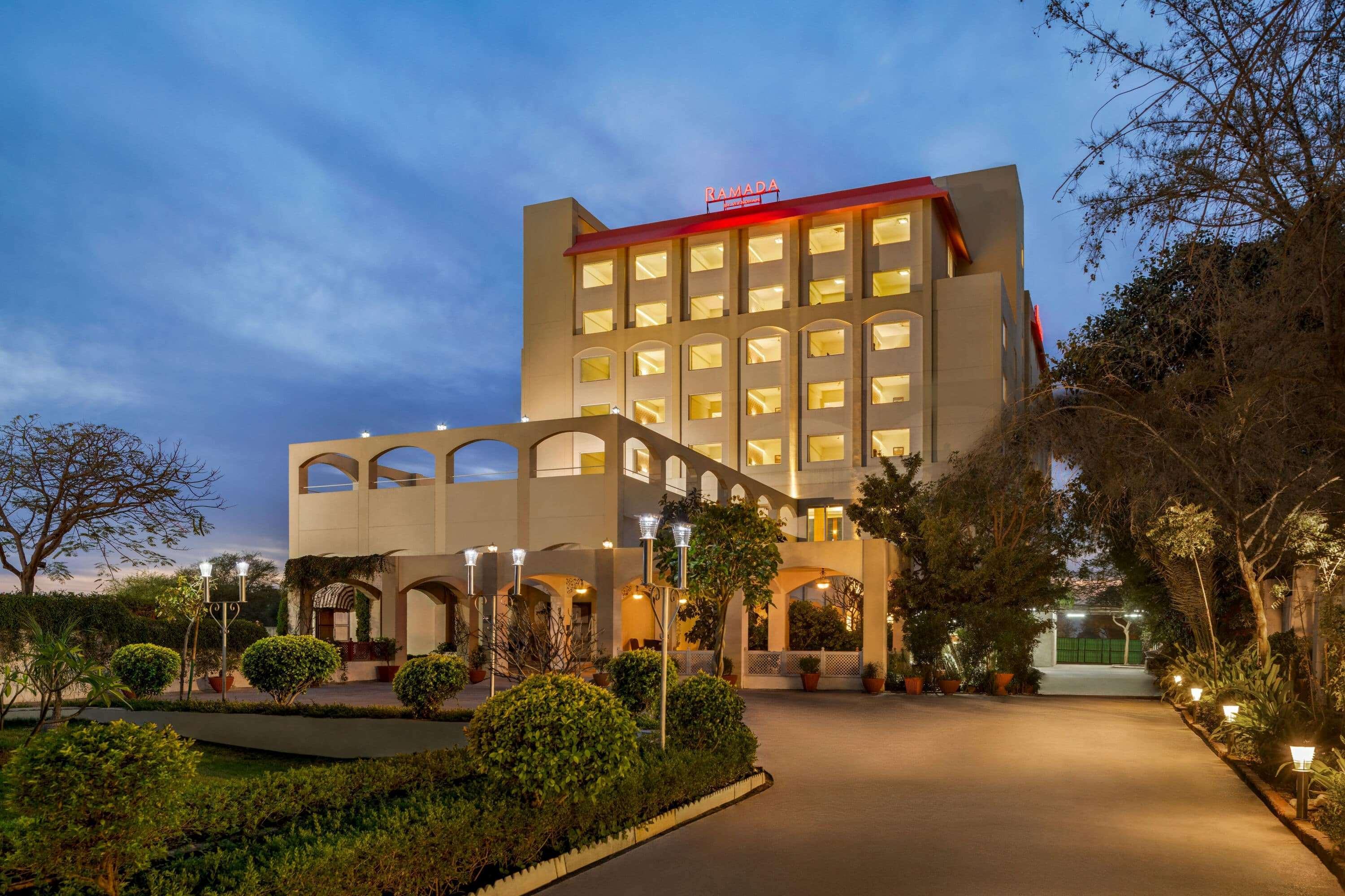 Ramada By Wyndham Jaipur Jaisinghpura Hotel Екстериор снимка