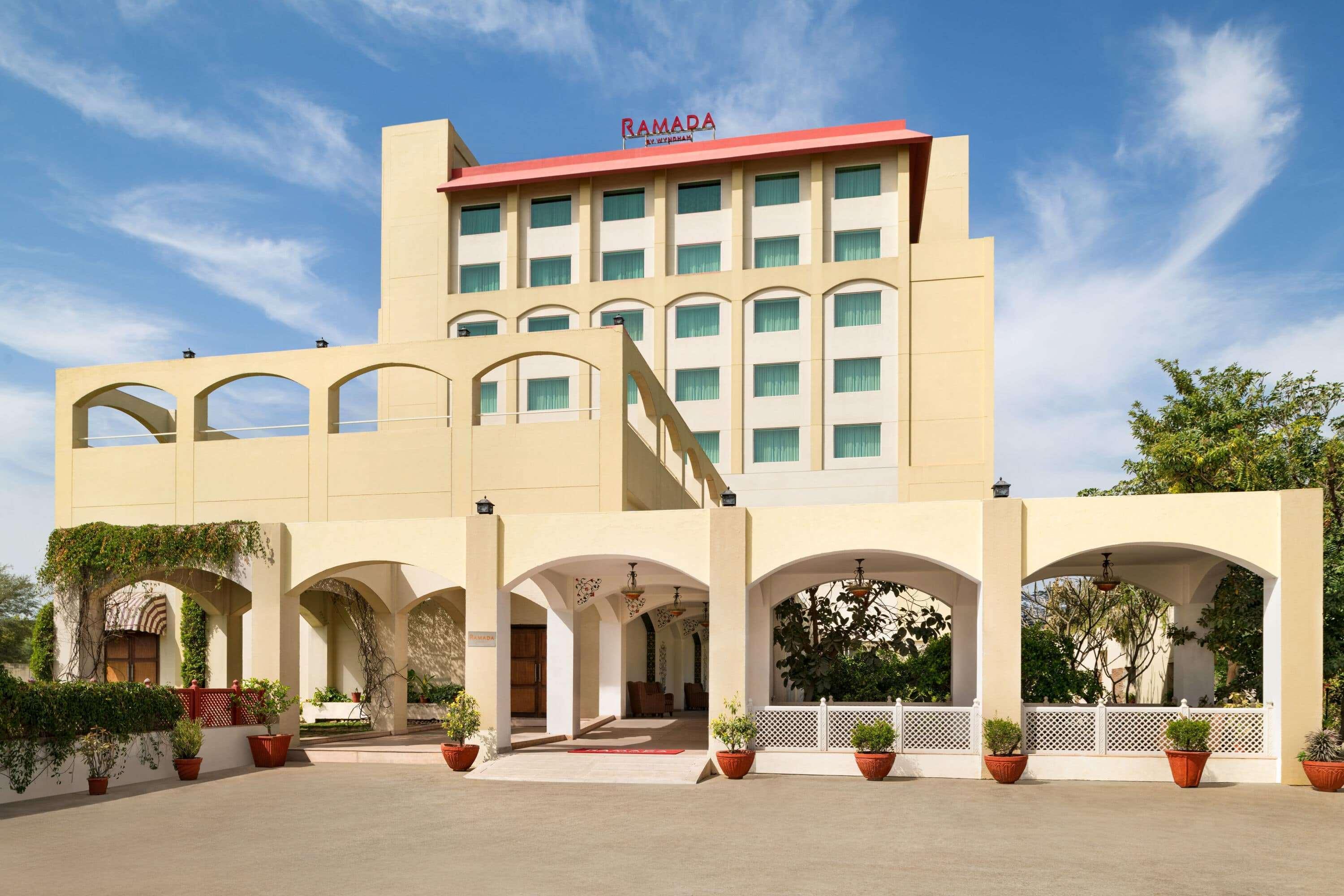 Ramada By Wyndham Jaipur Jaisinghpura Hotel Екстериор снимка