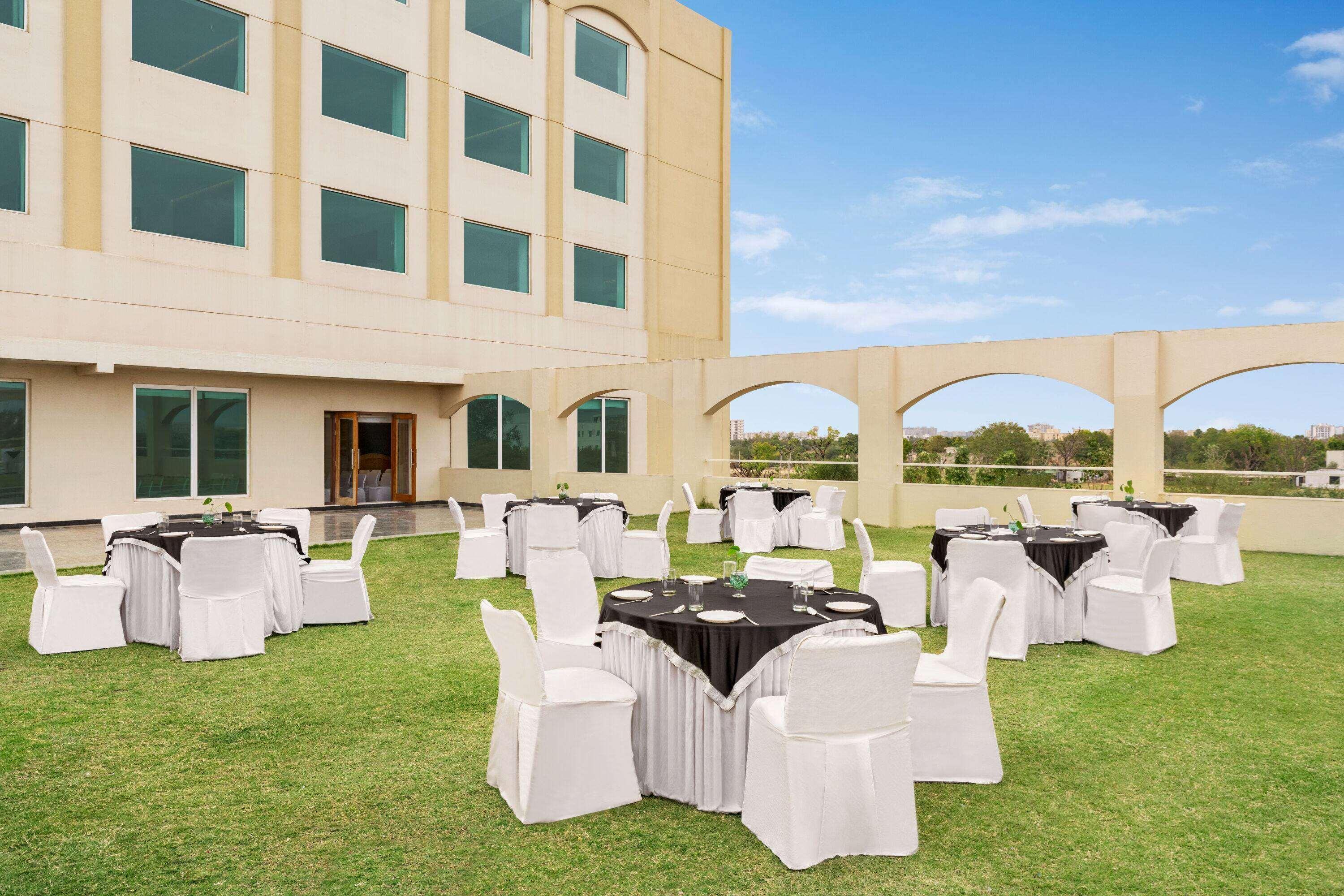 Ramada By Wyndham Jaipur Jaisinghpura Hotel Екстериор снимка